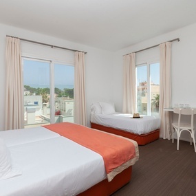 una habitación de hotel con dos camas y una televisión