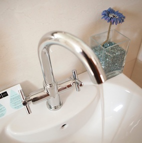 a bathroom sink with a card that says lr on it