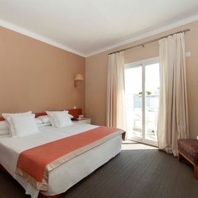 ein Hotelzimmer mit einem Bett und einem Fernseher