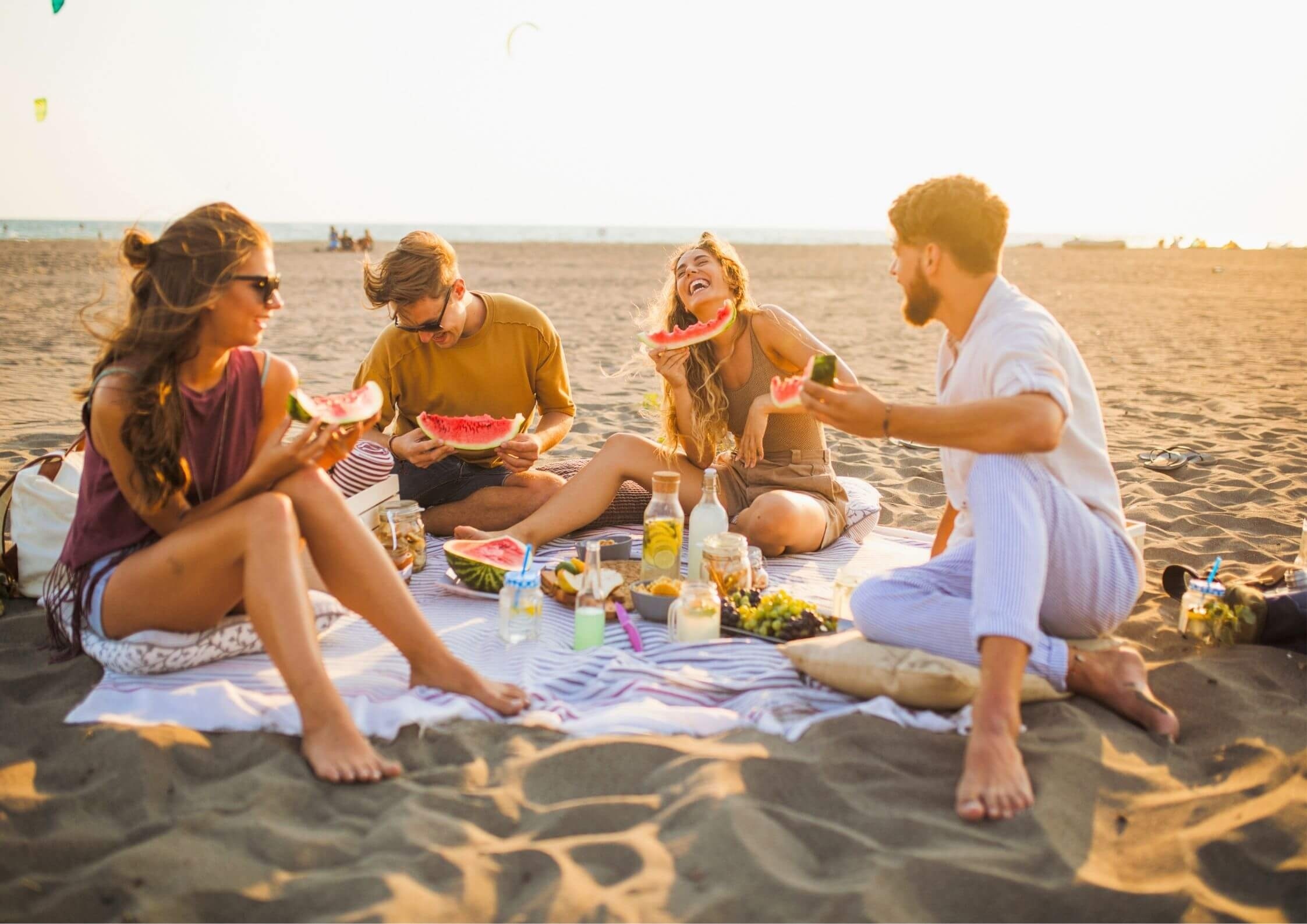 Picnic en la playa con amigos. Guía de conciertos en Sevilla: ¡Todo lo que viene en el verano 2026!| Blog | U-Sense