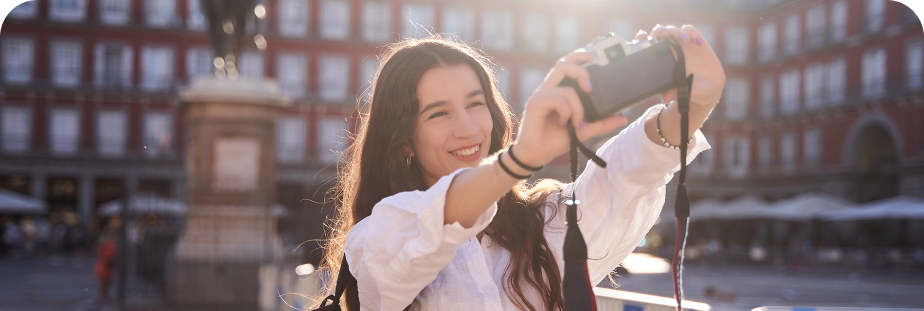 una mujer toma un selfie con su teléfono celular