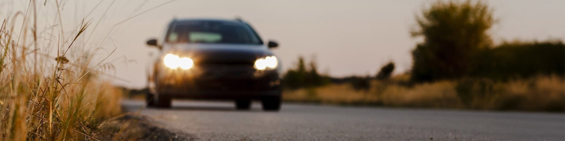 un coche blanco está estacionado en la mitad de la carretera