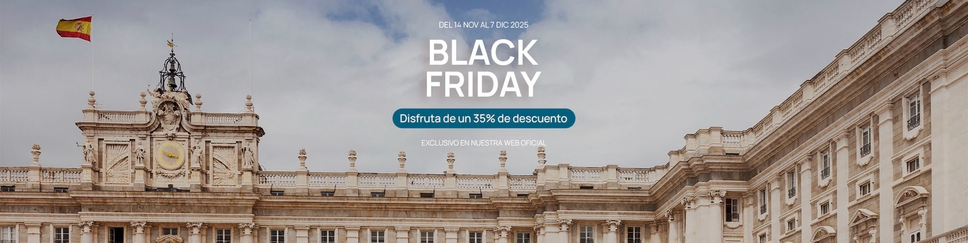 un balcón con una mesa y sillas y una vista de una catedral