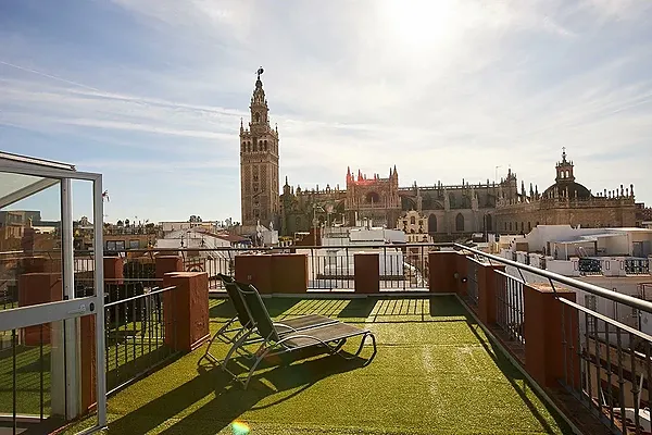 Terraza U-Sense: Corporativa con vistas panorámicas y mobiliario moderno.