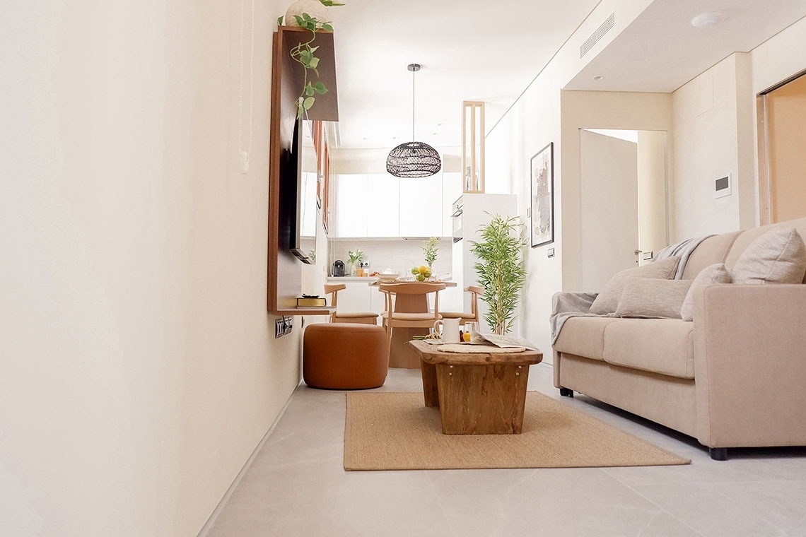 una sala de estar con un sofá y una mesa de madera