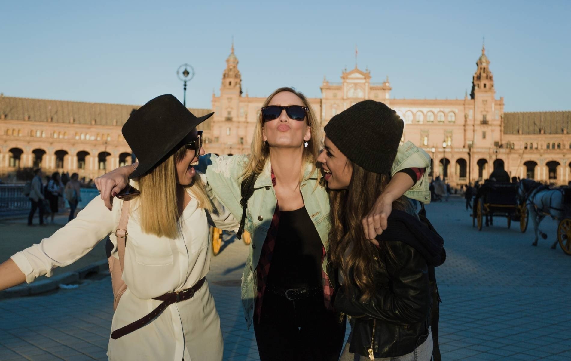 un grupo de jóvenes están riendo y mirando hacia arriba