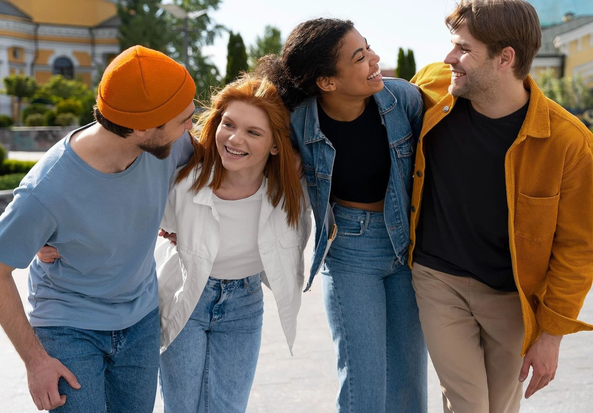 un grupo de jóvenes están riendo y mirando hacia arriba