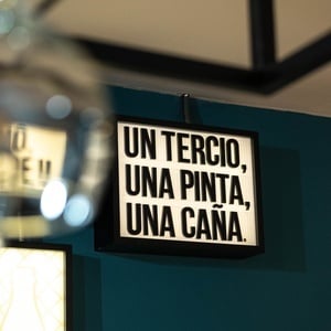 a sign that says un tercio una pinta una cana