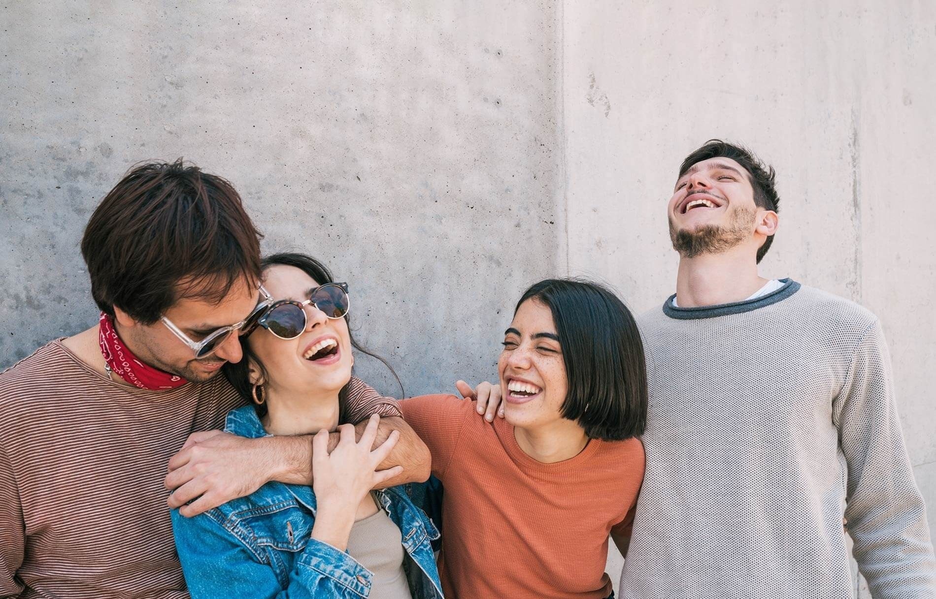 un grupo de jóvenes están riendo y mirando hacia arriba