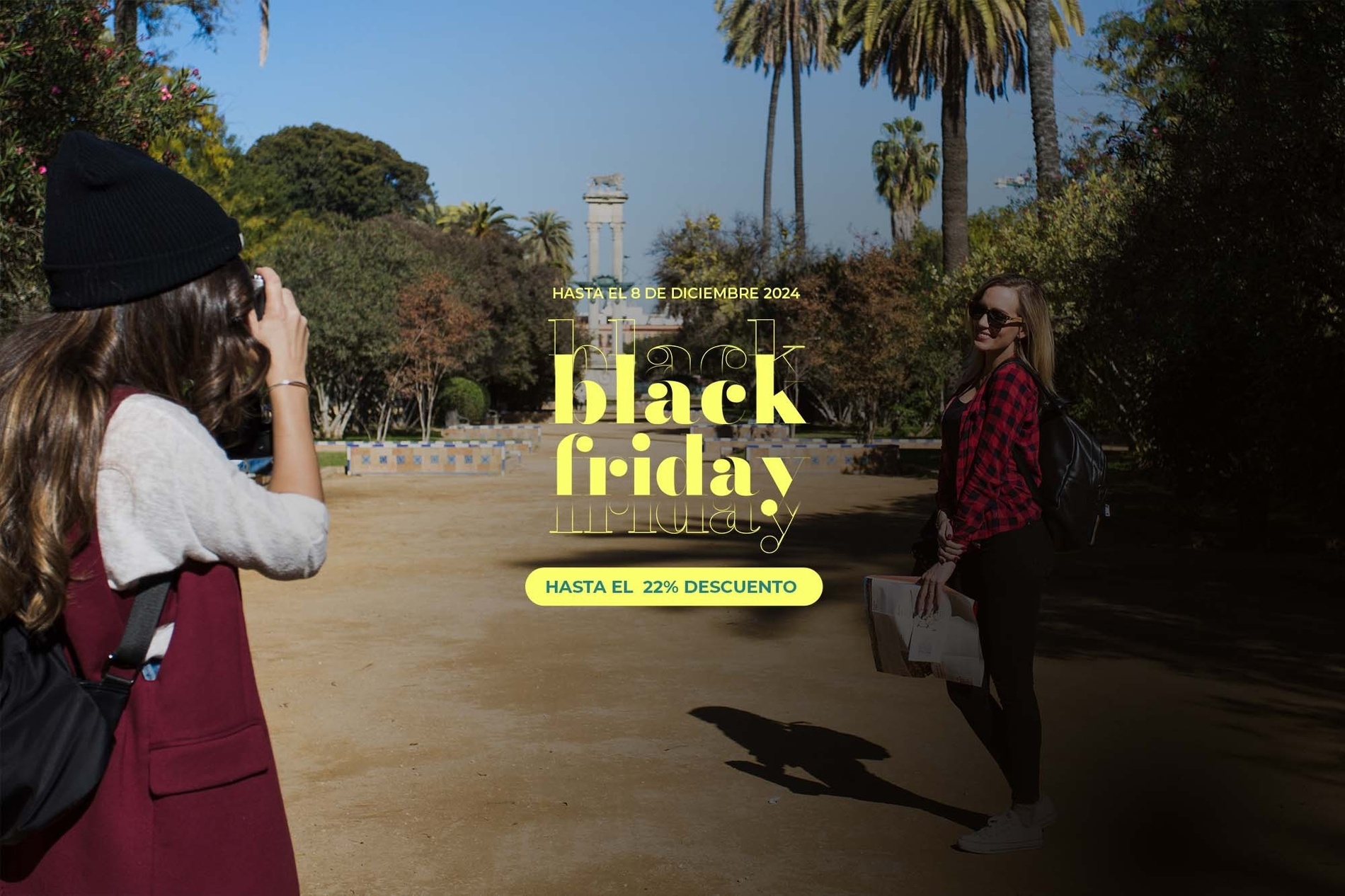 una mujer toma una foto de otra mujer en un parque con la palabra black friday encima