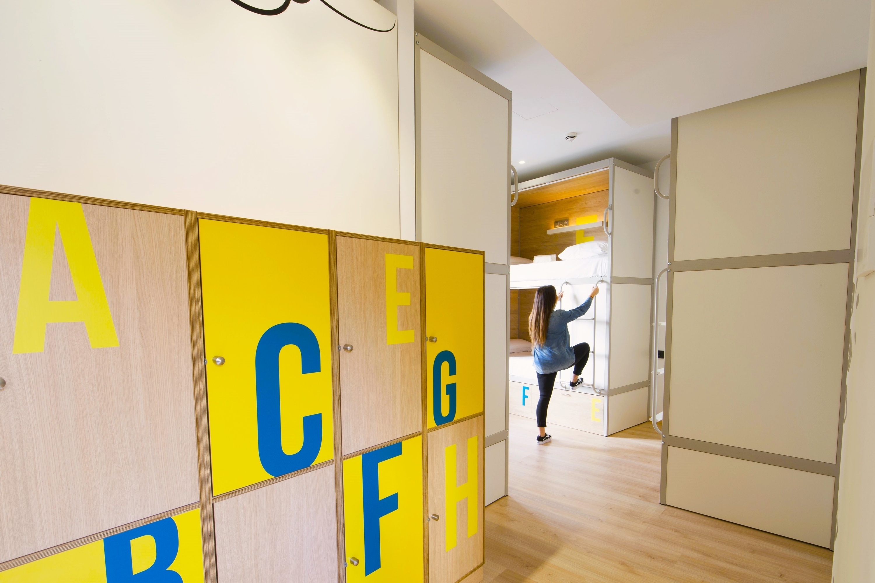 un armario amarillo con las letras a c g f y b