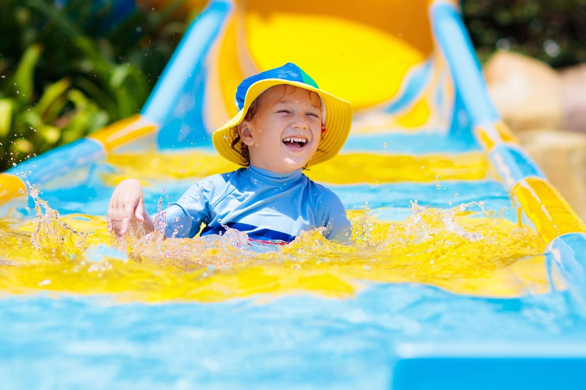 un perro salchicha acostado en una cama mirando a la cámara