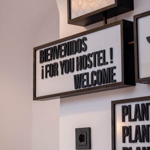 un cartel que dice bienvenidos i for you hostel