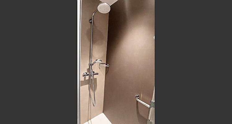 Ducha moderna en el Palacio Valderrábanos, baño elegante y funcional.