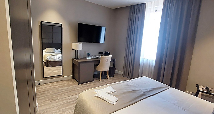 Habitación de lujo en Palacio Valderrabanos con espejo y escritorio.