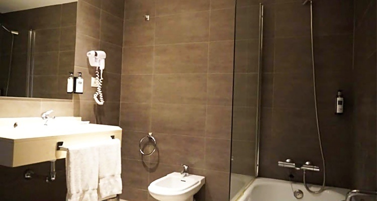 Baño moderno en Palacio Valderrabanos con ducha y lavabo.