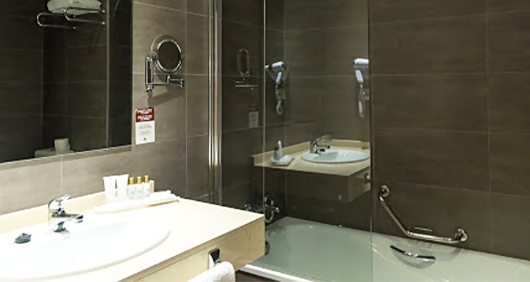 Baño moderno en Palacio Valderrabanos con lavabo y ducha.