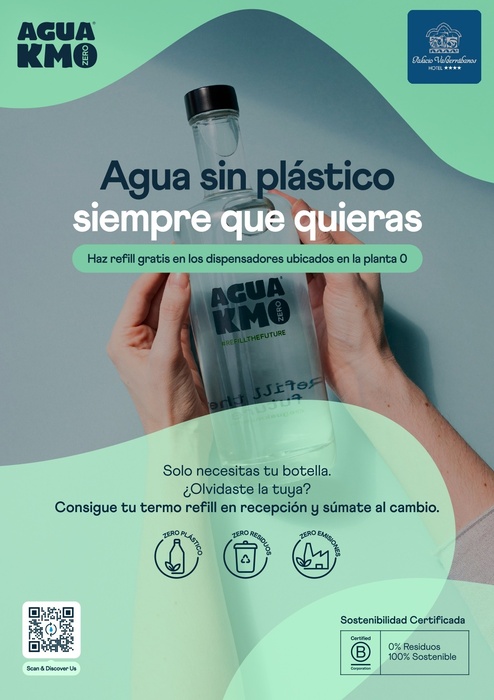 una persona sostiene una botella de agua sin plástico en sus manos .