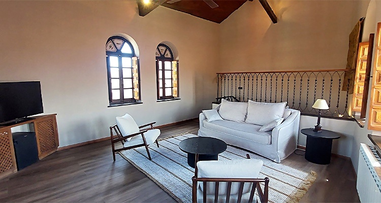 Sala de estar acogedora en Palacio Valderrabanos con sofás y sillas.