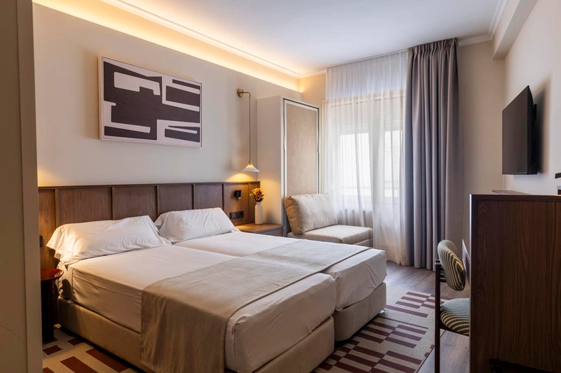 Habitación doble con camas gemelas, decoración moderna yHotel Palacio Valderrabanos.