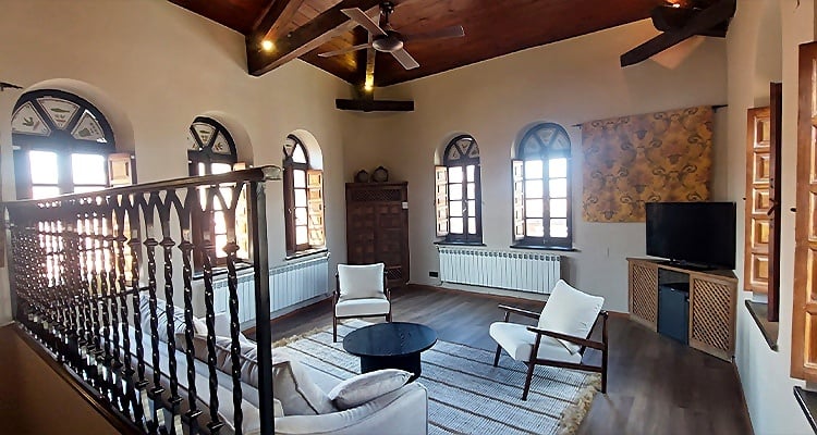 Salón elegante en Palacio Valderrabanos con muebles modernos y vistas.