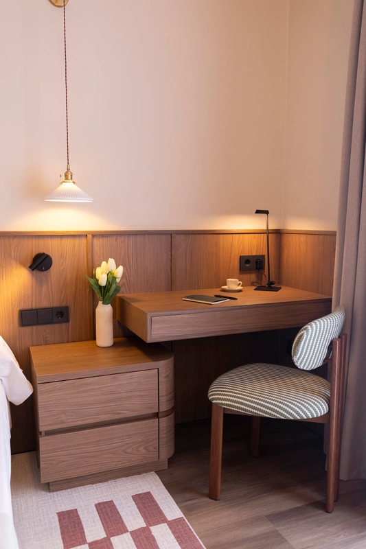 Escritorio moderno y silla en habitación de hotel, ideal para Hotel Palacio Valderrabanos.