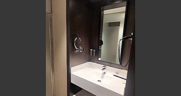 Baño moderno con lavabo y espejo en Palacio Valderrabanos.