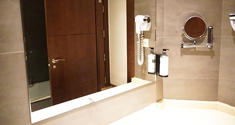 Espejo del baño del Palacio Valderrábanos con secador y dispensadores.