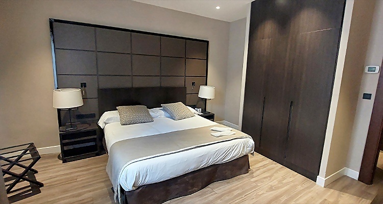 Habitación de hotel en Palacio Valderrabanos con cama confortable y armario empotrado.