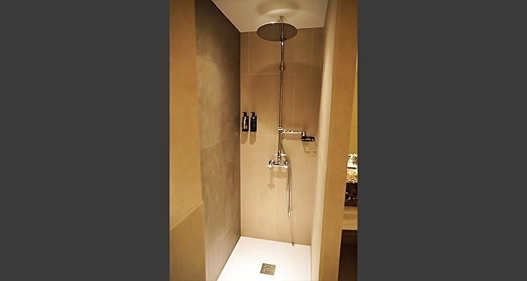 Ducha moderna con alcachofa grande en Palacio Valderrabanos.