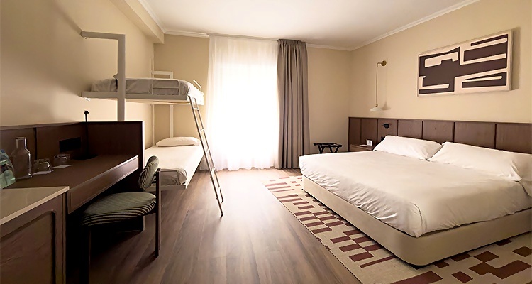 Habitación familiar en Palacio Valderrabanos: cama king y literas.