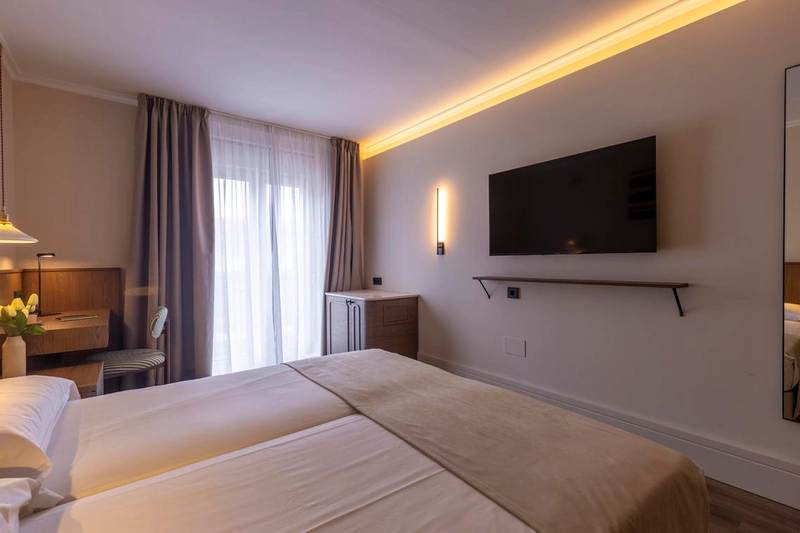 Habitación de hotel con cama, TV y ventana. Hotel Palacio Valderrabanos