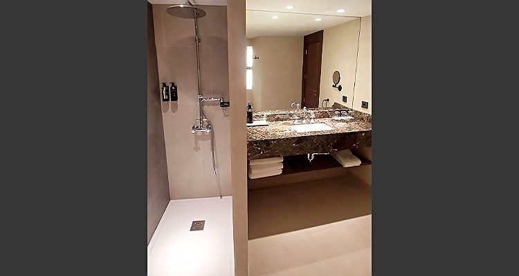 Ducha y lavabo de mármol en Palacio Valderrábanos. Moderno diseño.