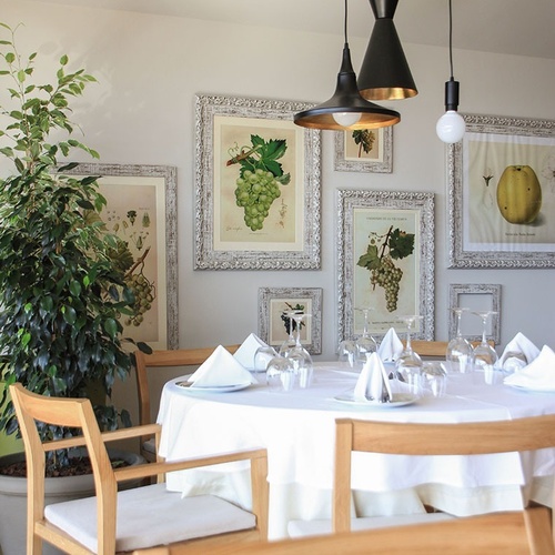 Sala de jantar elegante no Vale d Azenha com decoração botânica e iluminação pendente.