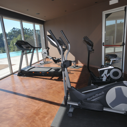 Ginásio em Vale d'Azenha com equipamento moderno e vista piscina.