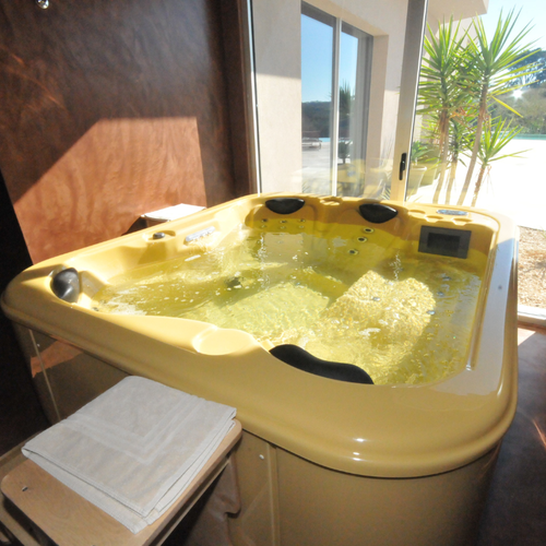 Jacuzzi privado em Vale d Azenha, com água borbulhante e luz solar.