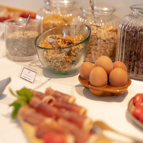 Pequeno-almoço no Vale d'Azenha com granola caseira, ovos e presunto.