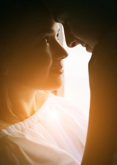 um homem e uma mulher se olham nos olhos