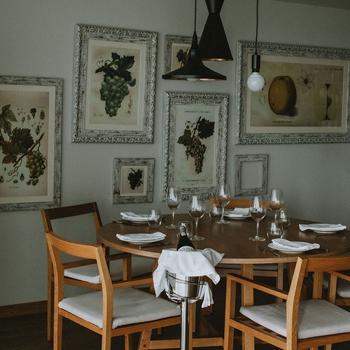 Sala de jantar requintada no Vale d'Azenha, com mesa e cadeiras de madeira.