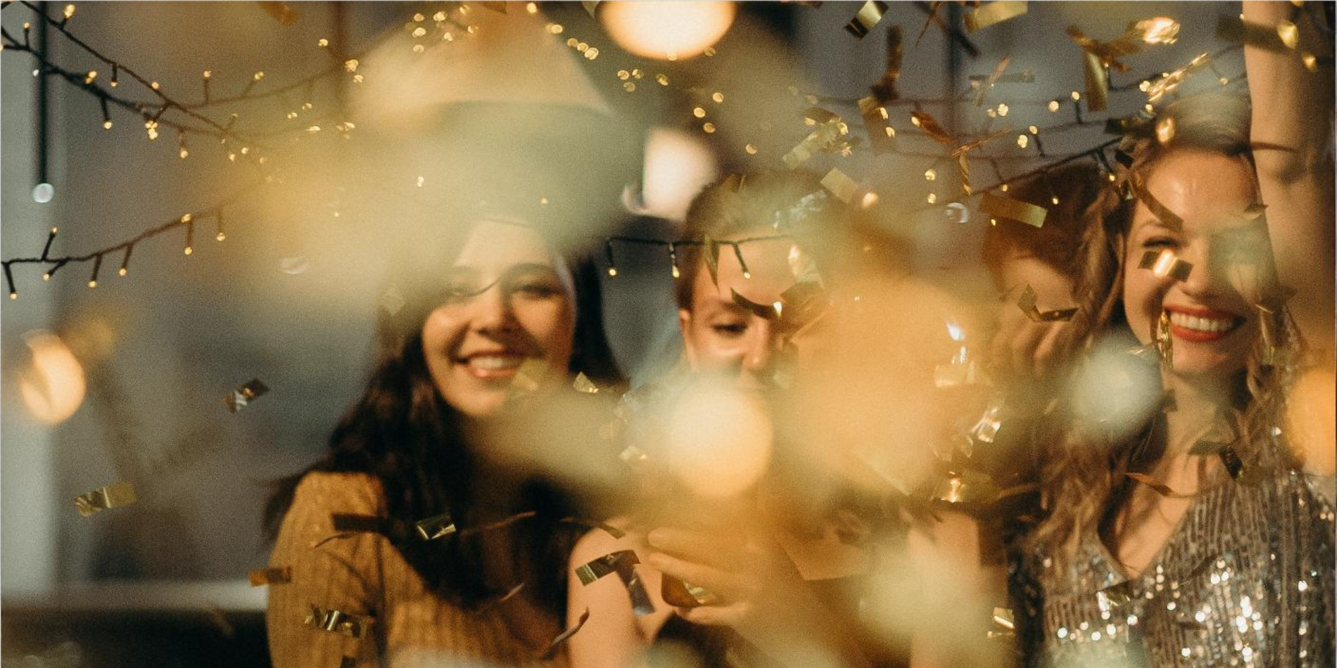 duas taças de champanhe em um fundo de natal