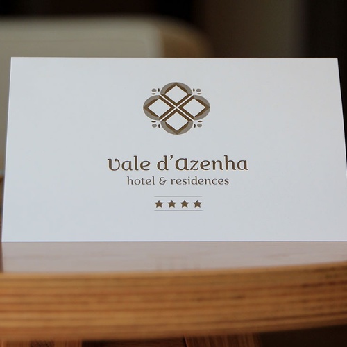 Cartão do Hotel Vale d'Azenha com logo e estrelas, ao lado de uma chávena.