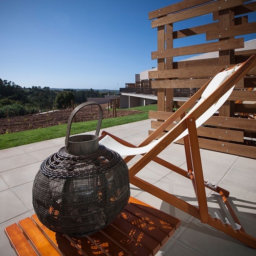 Desfrute do terraço com espreguiçadeira e vista para Vale d Azenha.