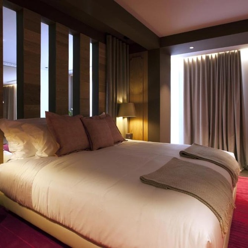 Quarto de hotel aconchegante em Vale d'Azenha com cama queen e carpete vermelho.