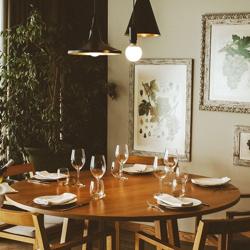 Mesa elegante no Vale d'Azenha, posta para um jantar requintado.
