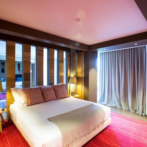Suite em Vale d Azenha com cama king e decoração de luxo.