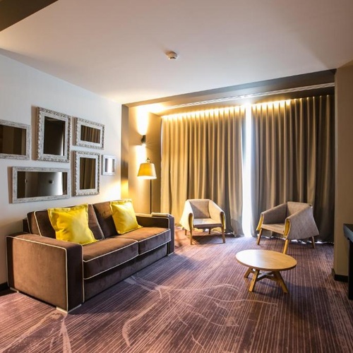 Sala de estar sofisticada em Vale d Azenha: sofá, poltronas e decoração.