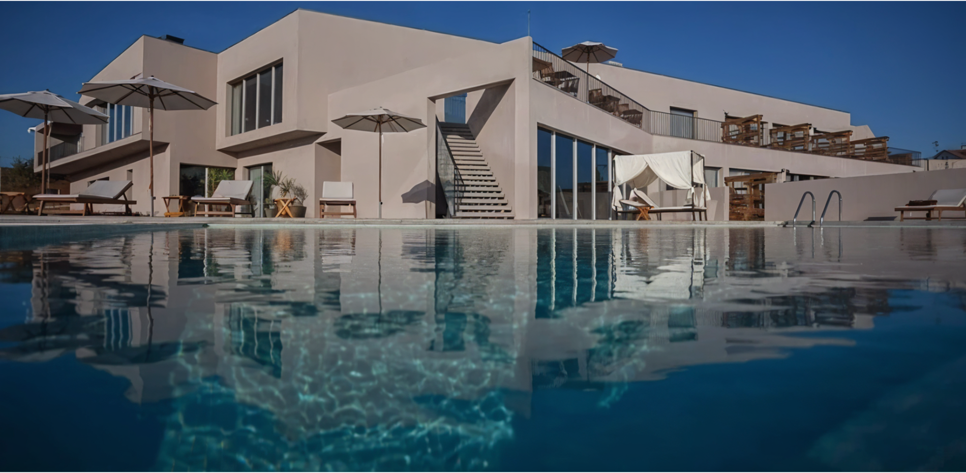 uma grande casa com uma piscina ao lado dela