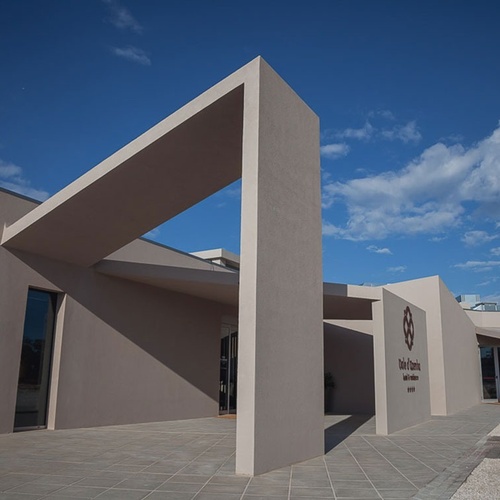 Entrada moderna do Vale d'Azenha com arquitetura distinta e céu azul.
