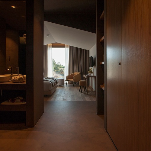 Quarto moderno em Vale d'Azenha com casa de banho e cama king.