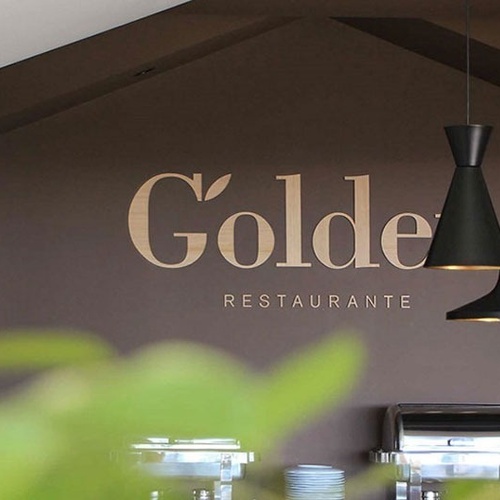 Logo 'Golden Restaurante' no Vale d Azenha. Decoração moderna com pendentes.
